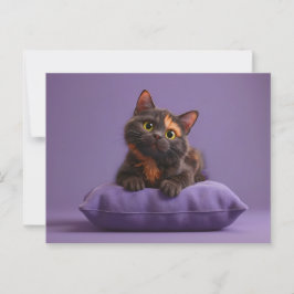 Cute Tecknad Tortoiseshell Kitten på Lila Cushio Vykort