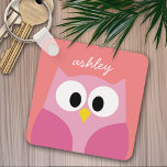 Cute Tecknad Uggla i Rosa och koral Nyckelring<br><div class="desc">Ett modernt och enkelt uggla med trendig färg. Du kan lägga till namn,  monogram eller annan anpassningsbar. Om du vill flytta runt bilden klickar du på knappen Anpassa för att göra ändringar.</div>