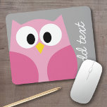Cute Tecknad Uggla - Rosa och Grått eget namn<br><div class="desc">Ett modernt och enkelt uggla med trendig färg. Du kan lägga till namn,  monogram eller annan anpassningsbar. Om du vill flytta runt bilden klickar du på knappen Anpassa för att göra ändringar.</div>