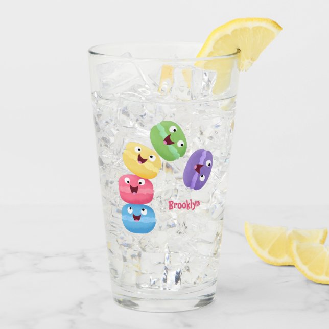 Cute-tecknaden för lustiga makaroner glaskopp (Bakside Is)