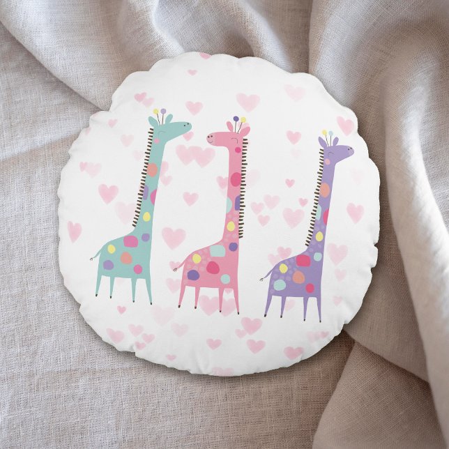 Cute Three Spoted Giraffes on Hearts Barn Rund Kudde (Skapare uppladdad)