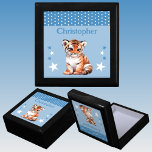 Cute tiger-stjärnor lägg till namn blue keepsaké minnesask<br><div class="desc">Behåll Gift Box för barn. Anpassa med namn. Med en söt tiger,  polka dots och stjärnor med färg blå och vit.</div>