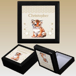 Cute tiger-stjärnor tillsätt namn brunkeepsaké minnesask<br><div class="desc">Behåll Gift Box för barn. Anpassa med namn. Med en söt tiger,  polka dots och stjärnor med färg brun och vit.</div>