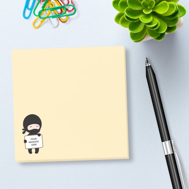 Cute Tiny Ninja Holding Sign on Gult Anpassningsba Post-it Block (Skapare uppladdad)