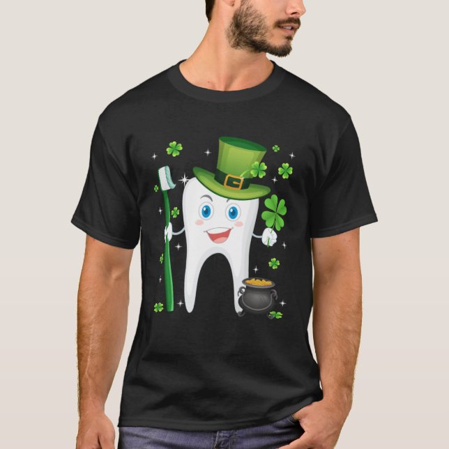 Cute Tooth With Hat Dental Assistant  St Patricks  T Shirt (Framsida)