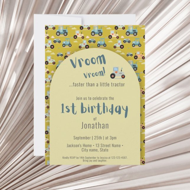 Cute Tractor-lantbrukare 1:a födelsedagsinbjudan Inbjudningar (Skapare uppladdad)