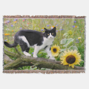 Cute tuxedo-katt på träd gren med solblommor _ filt