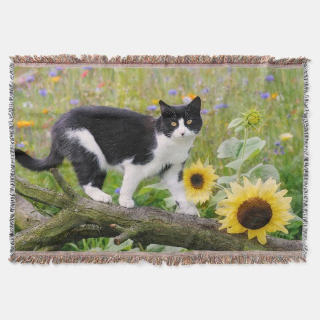 Cute tuxedo-katt på träd gren med solblommor _ filt (Framsidan)
