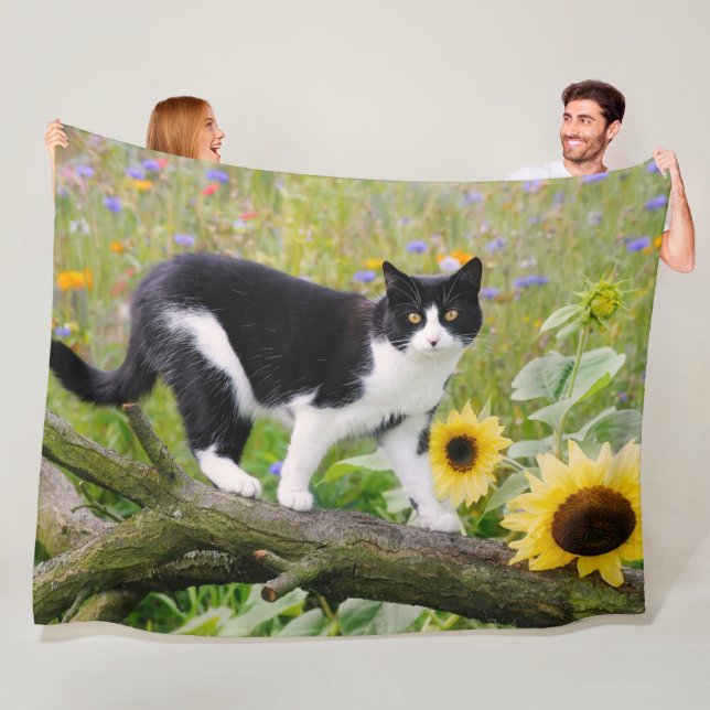 Cute tuxedo-katt på träd gren med solblommor _ fleecefilt (På plats)