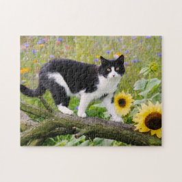 Cute tuxedo-katt på träd gren med solblommor pussel