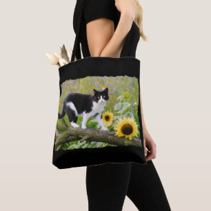 Cute tuxedo-katt på träd gren med solblommor - tygkasse