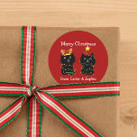 Cute Two Cat jul Anpassningsbar Red Gift Ljus Runt Klistermärke<br><div class="desc">Den här söta juldekalen för katten har två svarta kattungar som är inslagna i Julafton ljus. Anpassa den här söt röda helgdag-klistermärket för en vän eller familjemedlem som kärlek sina två söta kattunge. Monogram deras namn i vitt under de goda kattdjuren.</div>