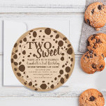 Cute Two Sweet Cookie Kids Andra födelsedagen Inbjudningar<br><div class="desc">Gratulera till din gulles speciella dag med den här Cute Two Sweet Cookie Kids andra födelsedag. En chokladkaka i chip har en design. Det omvända är en mönster av kakor. Matcha artiklar i vår butik för ett helt tema i party. Försättsbladet finns på Freepik.com.</div>