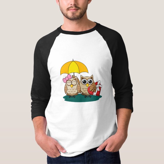 Cute Uggla Älskare w/ Umbrella och Red Chocolate B T Shirt (Framsida)