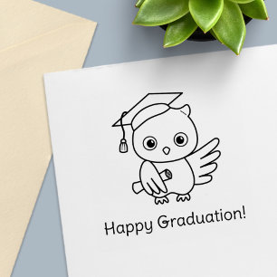 Cute Uggla i Studenten Hat Holding en Rulla Självfärgande Stämpel