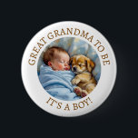 Cute Underbar Grandma to be | Pojks babyskor Knapp<br><div class="desc">En söt blå och brun babydusch Underbar farmor som säger: "Det är en pojke." Teknisk grafik av en nyfödd pojke som bläddrar med valp.</div>