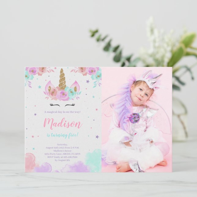 Cute Unicorn Birthday Blommigt Magic Unicorn Photo Inbjudningar (Stående Fram)