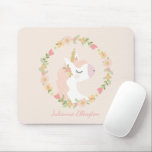 Cute Unicorn Blommigt WAN  Rosa Anpassat namn Musmatta<br><div class="desc">Ge din arbetsyta ett magiskt drag med den här enmajsmusmattan i personligen,  med en mjuk pastelldesign med blommigtens andetag och eget namn; perfekt för encorn älskare,  killingar eller vem som helst som vill lägga till en vismisk och charmerande detalj till sitt skrivbord.</div>