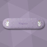 Cute Unicorn Lila Skateboard<br><div class="desc">En lila Skateboard med söta unicorns, polka dots bakgrund och anpassadets förnamn. En underbar gåva till en skateboarder som kärlek Kawaii utformar och lila färg!</div>