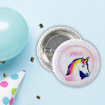Cute Unicorn Magic Stars Girl Namn Birthday Knapp<br><div class="desc">Knappen Cute Unicorn Magic Stars Girl Namn Birthday. Den här vackra och magiska födelsedagsknappen kommer att göra ditt speciella tillfälle ännu mer magiskt! Anpassa den med en namn som du själv väljer och få din lilla att känna extra speciell på sin speciella dag. Knappen har en söt Unicorn teckning.</div>