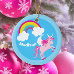 Cute Unicorn Rainbow Anpassningsbar Julgransprydnad Keramik<br><div class="desc">En vacker,  viskös julklapp till en flicka som ger kärlek söt personlig. En söt rosa unicorn med vit vingar som hoppar i luft bredvid ett vackert regnbåge på bakgrunden till himmel. Anpassa med ditt namn.</div>