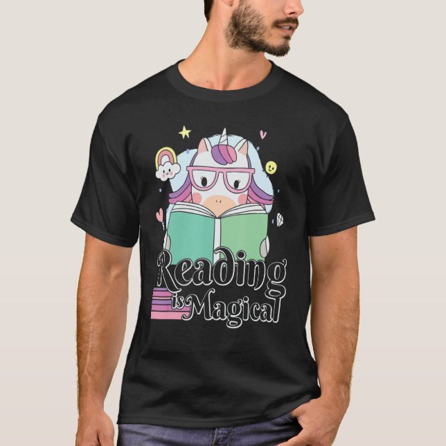 Cute Unicorn Reading är Magic Reader Bok T Shirt (Framsida)