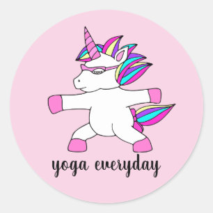 Cute unicorn som använder yoga-klistermärke runt klistermärke