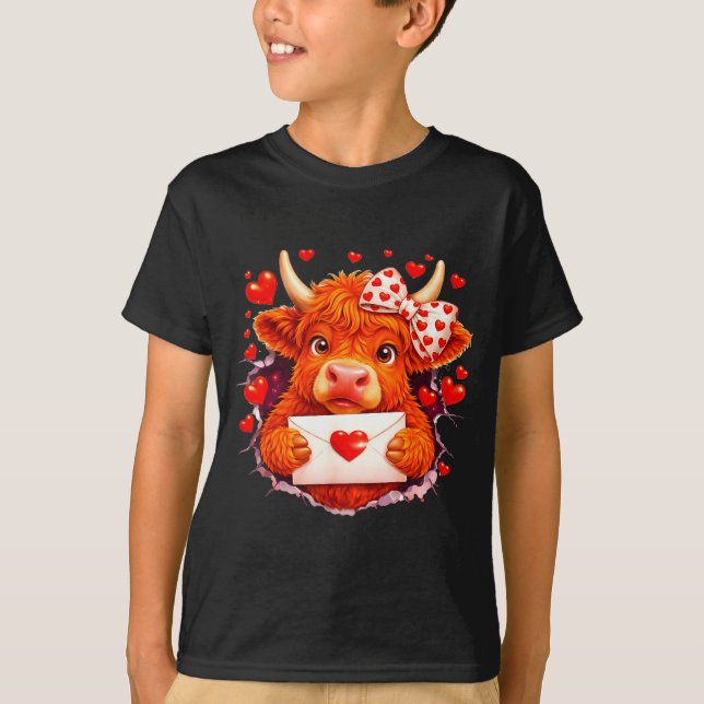 Cute Valentine Highland Cow With Heart Bow Western T Shirt (Framsida)