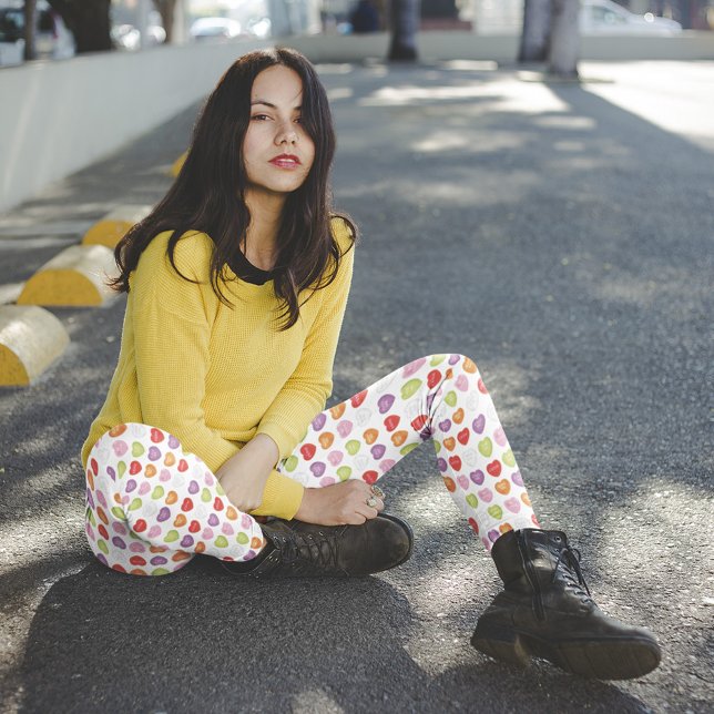 Cute Valentinkonversationen Heart Mönster Leggings (Cute Conversation Hearts leggings with a white background)