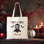 Cute Vampire Kid Bus eller godis Halloween Tygkasse<br><div class="desc">Utformning av Cute vampyr och fladdermus "Bus eller godis".</div>
