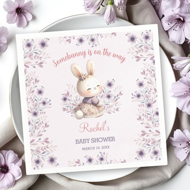 Cute Vår Bunny Lila Blommigt Girl Baby Shower Pappersservett (Cute Spring Bunny Purple Floral Girl Baby Shower Napkins)
