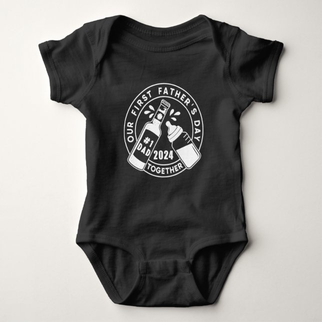 Cute Vår första Fars dag 2024 T Shirt (Framsida)