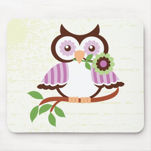 Cute vår uggla som har en blomma i sin beak musmatta (Framsidan)