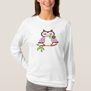 Cute vår uggla som har en blomma i sin beak t-shirt