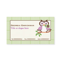 Cute vår uggla vid gren, grönt i gräns