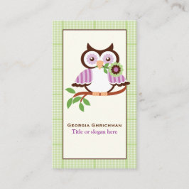 Cute vår uggla vid gren, grönt i gräns visitkort