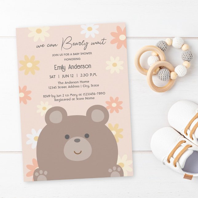 Cute vi kan vänta på könsuppehållande babyskor. inbjudningar (Skapare uppladdad)