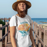 Cute Vintage Beach Vågar Sunshine Vacation Women's T Shirt<br><div class="desc">Cute vintage stil-kvinnors t-shirts med vackra tealhavet vinkarare och ett ljust sol med handflatan träd under sommaren. Coolans grunge-design är kompletterad med en stressad tealblått anpassningsbar för din familjemester eller strand resa.</div>