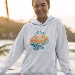 Cute Vintage Beach Vinkar Sunshine Surfer Resa Hoodie<br><div class="desc">Cute vintage stil har vackra tealhav vinkarare och ett ljust sol med handflatan träd under sommaren. Den coola grymge svampen är komplimenterad med den plågade blåa anpassningsbarna för din familjemester eller stranden resa.</div>