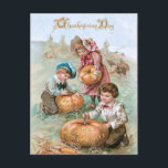 Cute Vintage Children Carving Pumpkins Vykort<br><div class="desc">Charming återställer Thanksgivingen på hälsningskort i vintage med tre vackra barn som transporterar pumpor i fält med höstackar,  kalkoner och maj-stjälkar. "Thanksgiving Day" i ornitat guld-brev överst.</div>