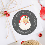 Cute Vintage Jultomten, julklapp S Runt Klistermärke<br><div class="desc">Juldekaler i vintage Jultomten med grått bakgrund! Roligt för att slå in dina julklappar. Kommer i en mängd färg. Designad av Blackberry Boulevard.</div>