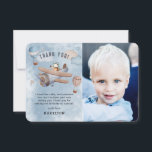 Cute Watercolor Airplan Aviation Boy Birthday Tack Kort<br><div class="desc">Tack för att du fick ett kort från födelsedagspojken! Utformningen har en blå vattenfärgsbakgrund i himlar med små stjärnor och flytande moln,  en liten pojke som flyger ett vintage flygplan,  luftballonger,  ett foto som du själv väljer och en tackmall som är lätt att anpassa.</div>