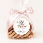 Cute Watercolor Snö Leopard Födelsedagsfest Runt Klistermärke<br><div class="desc">Stämplar med födelsedagsfest, som är ett arktiskt tema, med en vattenfärgad illustration av en arktisk valp omgiven av vintervita blommor, röda blåbär och lush grönt löv. Anpassa de arktiska födelsedagsfesterna med namn, ålder och datum. Designad för att samordna med vår insamling av Födelsedagsfesten för för för utspädningsvatten i Baby djur....</div>