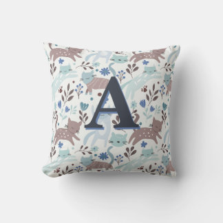 Cute Whimsical Cat Mönster, Blue och Grått Monogra Kudde