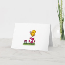 Cute Whimsical chick färgar ett Påskägg efter Helgkort