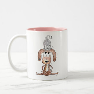 Cute Whimsical Hund med katt på huvudet Två-Tonad Mugg