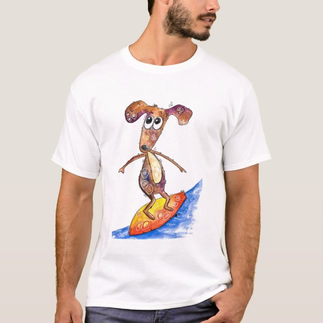 Cute Whimsical Hund på Surfboard T Shirt (Framsida)