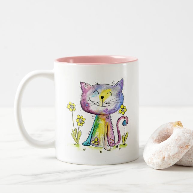 Cute Whimsical Lycklig Cat med Gula blommor Två-Tonad Mugg (Med munk)