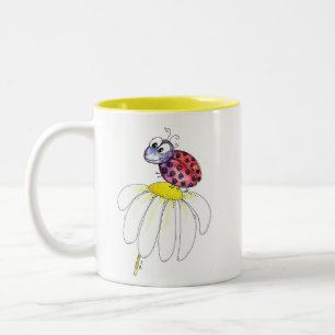 Cute Whimsical Red Ladybug på en vit blomma Två-Tonad Mugg