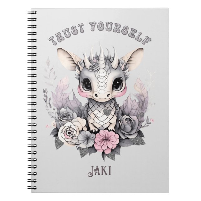 Cute Whimsical Rosa "Trust Yourself" Little Dragon Anteckningsbok (Framsidan)